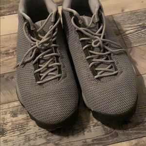 Grey jordan horizon low